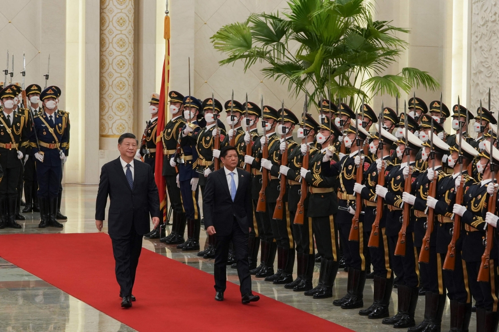 This handout photograph released by Philippine's Office of the Press Secretary and taken on January 4, 2023, shows China's President Xi Jinping and Philippine's President Ferdinand Marcos Jr during a welcome ceremony at the Great Hall of People in Beijing. (Photo by Philippines's Office of the Press Secretary / AFP)