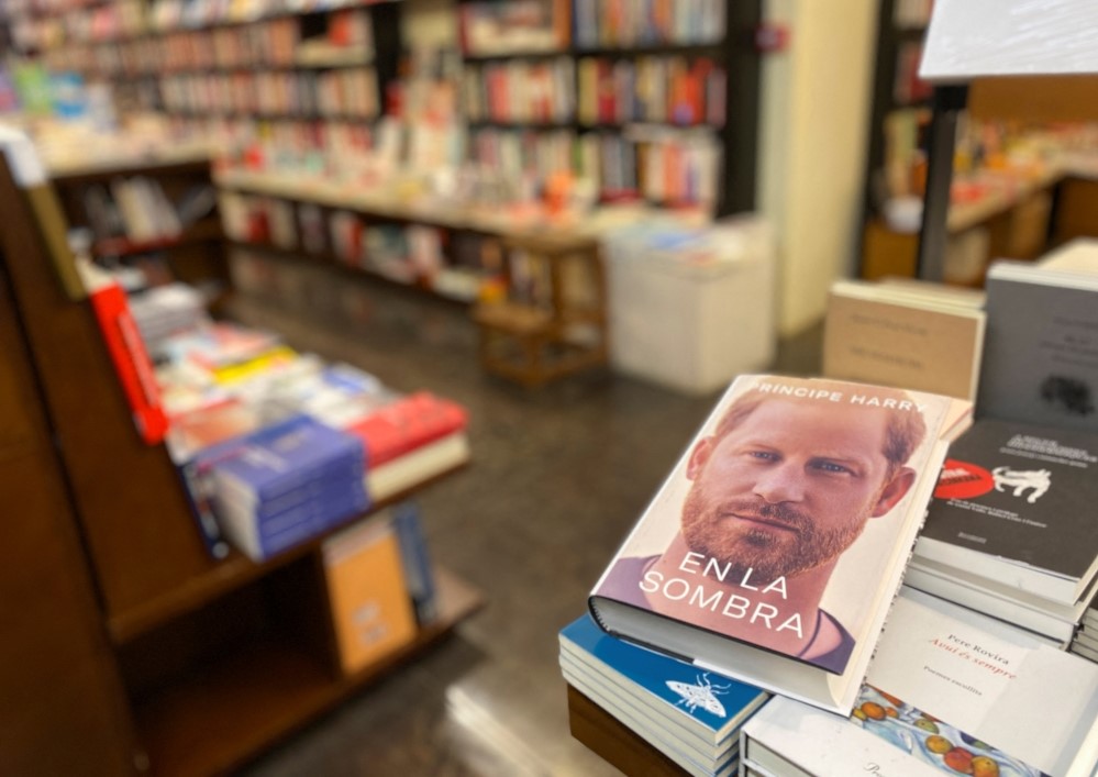 Britain's Prince Harry's book 'Spare' is seen in a bookstore, before its official release date, in Barcelona, Spain, January 5, 2023. (REUTERS/Nacho Doce)