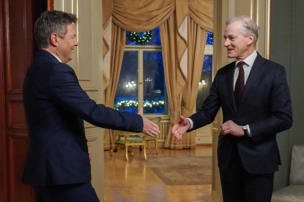 German Economy Minister and Vice-Chancellor Robert Habeck (L) and Norway's Prime Minister Jonas Gahr Stّre shake hands during their meeting on January 5, 2023 in Oslo, Norway. (Photo by Ole Berg-Rusten / NTB / AFP)