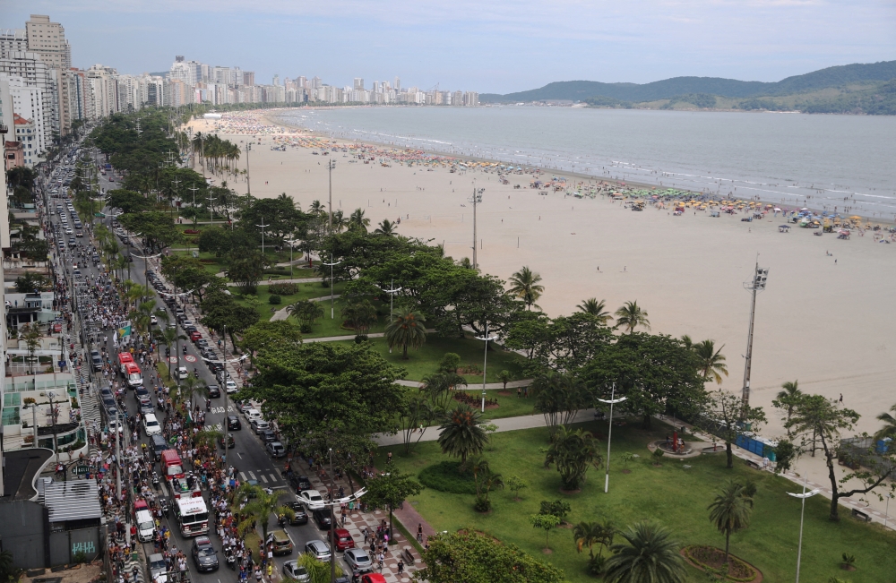 General view of fans as the casket of Brazilian football legend Pele is transported by the fire department in Santos, Brazil, on January 3, 2023. REUTERS/Amanda Perobelli 