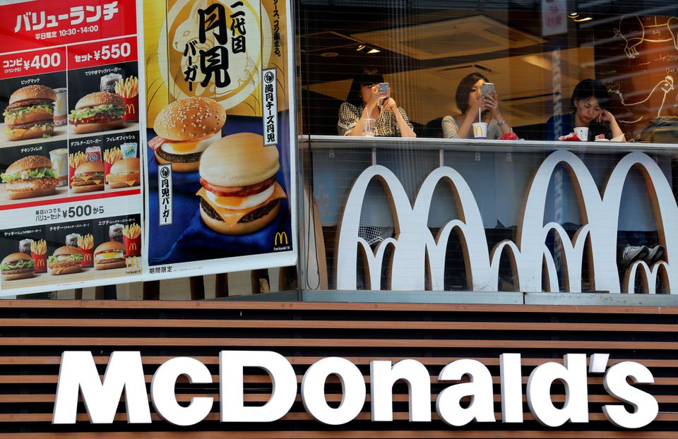 Customers are seen at a McDonald's fast food restaurant in Tokyo, Japan, September 26, 2017. REUTERS/Kim Kyung-Hoon
