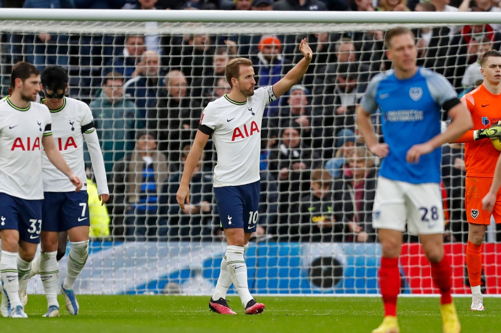 Tottenham Hotspur's English striker Harry Kane (centre) celebrates after scoring the opening goal of the English FA Cup third round football match between Tottenham Hotspur and Portsmouth at Tottenham Hotspur Stadium in London, on January 7, 2023. (Photo by Ian Kington / AFP) 