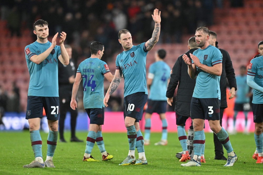 Burnley's English striker Ashley Barnes (center) and teammates show respect to the fans after the English FA Cup third round football match between Bournemouth and Burnley at the Vitality Stadium in Bournemouth, southern England on January 7, 2023. (Photo by Glyn KIRK / AFP)