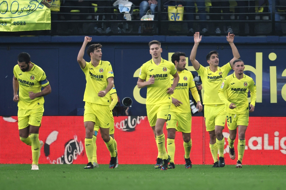 Villareal's players celebrate goal during the Spanish League match between Villarreal CF and Real Madrid CF at La Ceramica stadium in Villarreal on January 7, 2023. (Photo by JOSE JORDAN / AFP)