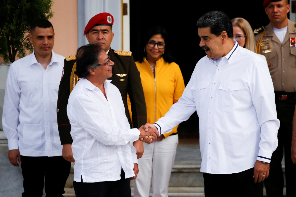Venezuela's President Nicolas Maduro and his Colombian counterpart Gustavo Petro shake hands at Miraflores Palace, in Caracas, Venezuela, on January 7, 2023. REUTERS/Leonardo Fernandez Viloria