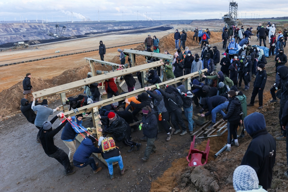 People build a barricade at Luetzerath, a village that is about to be demolished to allow for the expansion of the Garzweiler open-cast lignite mine of Germany's utility RWE, Germany, January 8, 2023. REUTERS/Thilo Schmuelgen