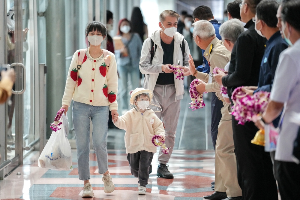 File photo: Passengers from China's Xiamen arrive at Bangkok’s Suvarnabhumi airport after China reopens its borders amid the coronavirus (COVID-19) pandemic, in Bangkok, Thailand, January 9, 2023. REUTERS/Athit Perawongmetha

