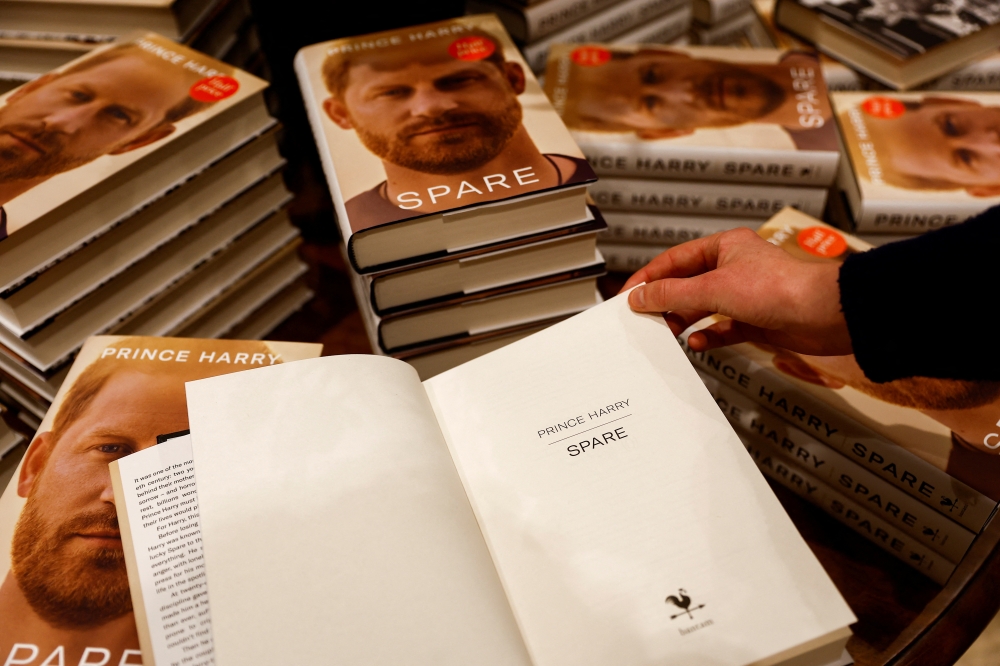 A person looks at a copy of Britain's Prince Harry's autobiography 'Spare' displayed at Waterstones bookstore, in London, Britain January 10, 2023. REUTERS/Peter Nicholls