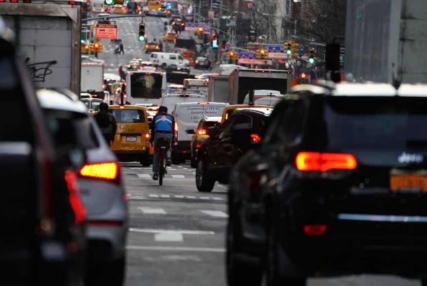 Traffic is pictured at twilight along 2nd Ave. in the Manhattan borough of New York, US, March 27, 2019. (REUTERS/Carlo Allegri)