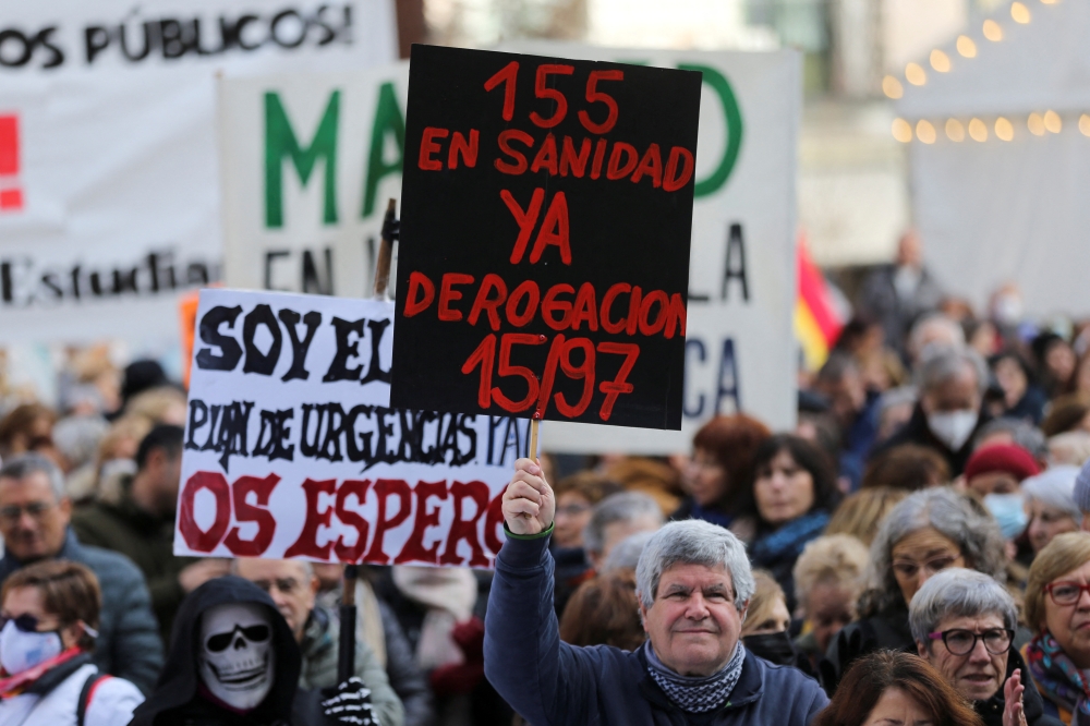 Health workers and their supporters protest against the public health care policy of the Madrid regional government, which they say is destroying primary care, in Madrid, Spain, January 15, 2023. (REUTERS/Isabel Infantes)