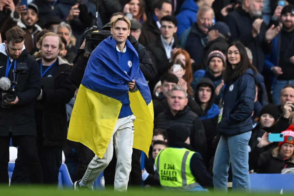 Chelsea's new signing, Chelsea's Ukrainian midfielder Mykhailo Mudryk is introduced to the crowd at half-time in the English Premier League football match between Chelsea and Crystal Palace at Stamford Bridge in London on January 15, 2023. (Photo by Ben Stansall / AFP)