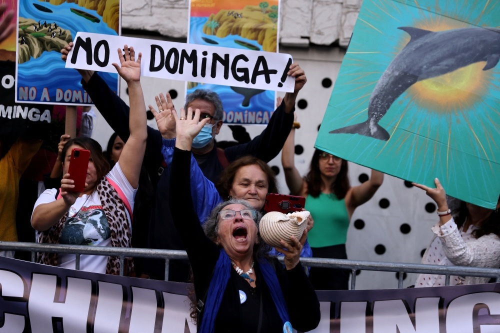 Environmental activists shout slogans before Chile's committee of ministers denied permits for Andes Iron's Dominga copper and iron mining project, in Santiago, Chile, January 18, 2023. (REUTERS/Ivan Alvarado)