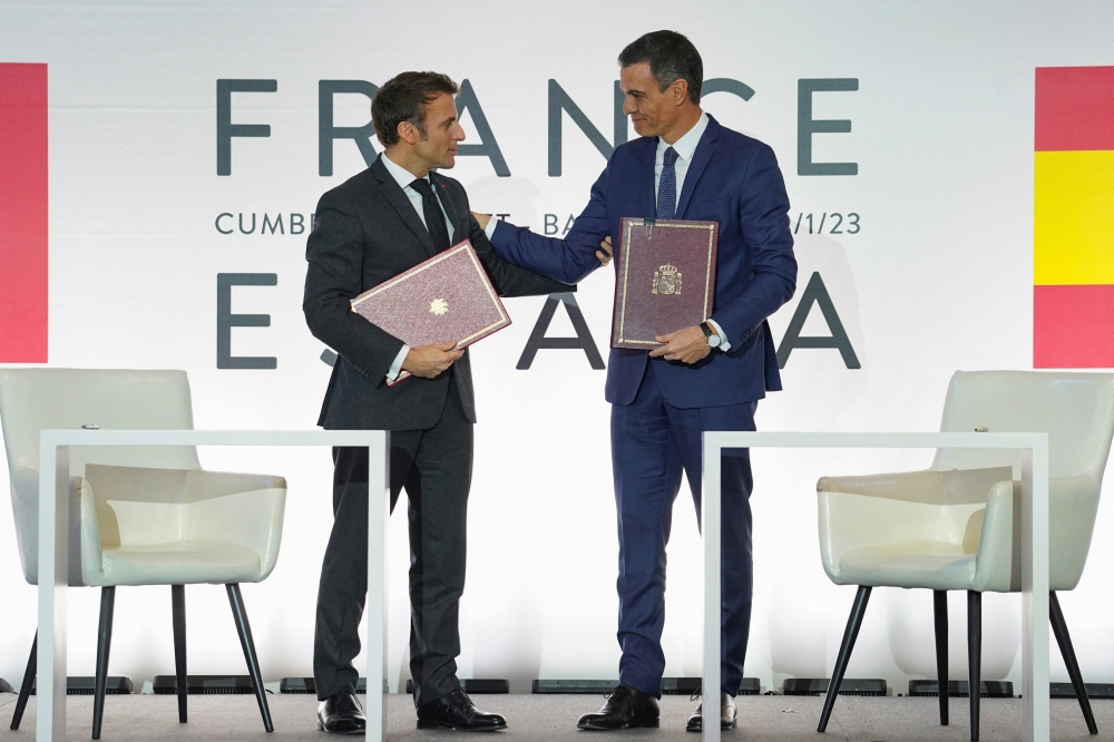 Spain's Prime Minister Pedro Sanchez and French President Emmanuel Macron attend a signing ceremony at Spain-France summit at Montjuic in Barcelona, Spain, on January 19, 2023. REUTERS/Bruna Casas 