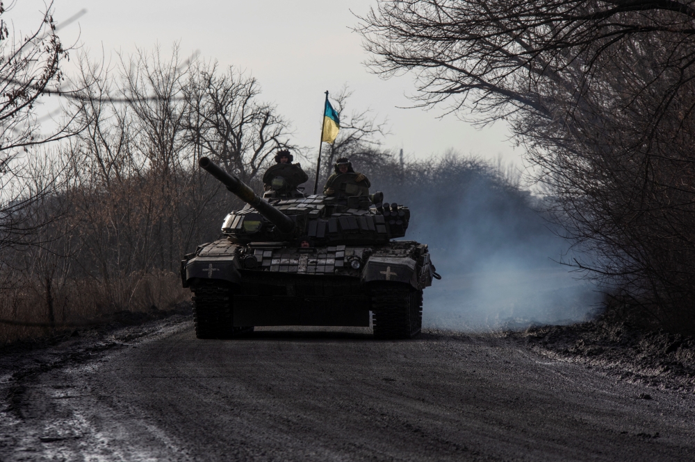 Ukrainian servicemen ride atop a tank near the frontline town of Bakhmut, amid Russia's attack on Ukraine, in Donetsk region, Ukraine, January 20, 2023. (REUTERS/Oleksandr Ratushniak)