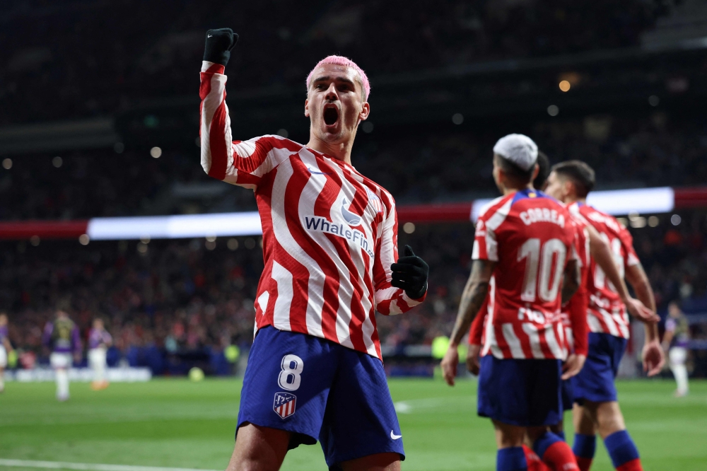 Atletico Madrid's French forward Antoine Griezmann celebrates scoring his team's second goal during the Spanish league football match between Club Atletico de Madrid and Real Valladolid FC at the Wanda Metropolitano stadium in Madrid on January 21, 2023. (Photo by Pierre-Philippe Marcou / AFP)