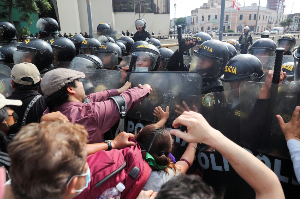 Anti-government protesters clash with the police, as they demand the release of protesters detained in the protests, after President Pedro Castillo was ousted, in Lima, Peru, January 21, 2023. (REUTERS/Sebastian Castaneda)