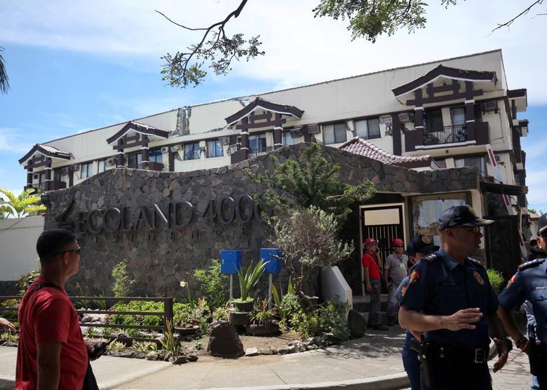 Police officers guard the condominium building that sustained heavy damage after a 6.5 magnitude earthquake in Davao City, Mindanao, Philippines, October 31, 2019. File Photo: Lean Daval Jr/Reuters



