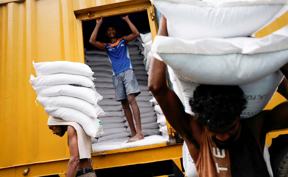 
Laborers carry sacks of flour in the main market as Sri Lankan President Ranil Wickremesinghe announced 2023 budget amid the country's economic crisis, in Colombo, Sri Lanka, November 14, 2022. (REUTERS/ Dinuka Liyanawatte)