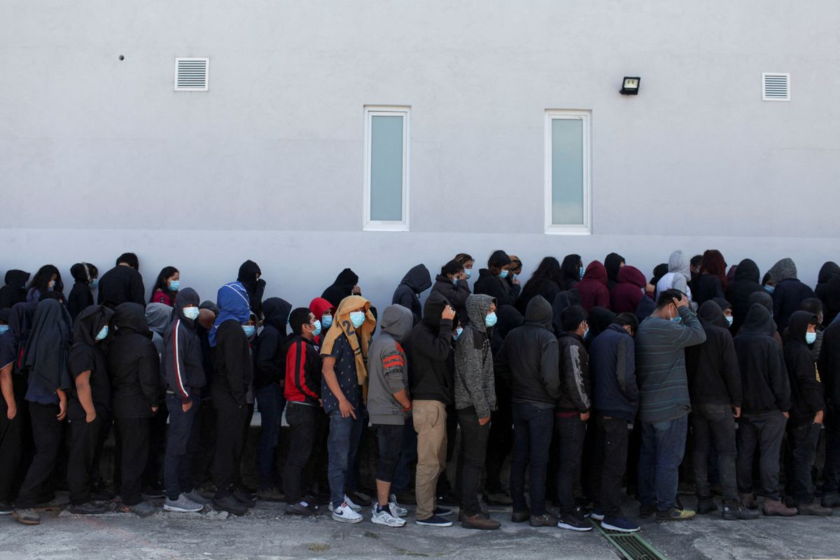 
Guatemalan deportees queue outside a government migration facility at the Guatemalan Air Force headquarters in La Aurora International airport, in Guatemala City, December 28, 2021. (REUTERS/Sandra Sebastian)