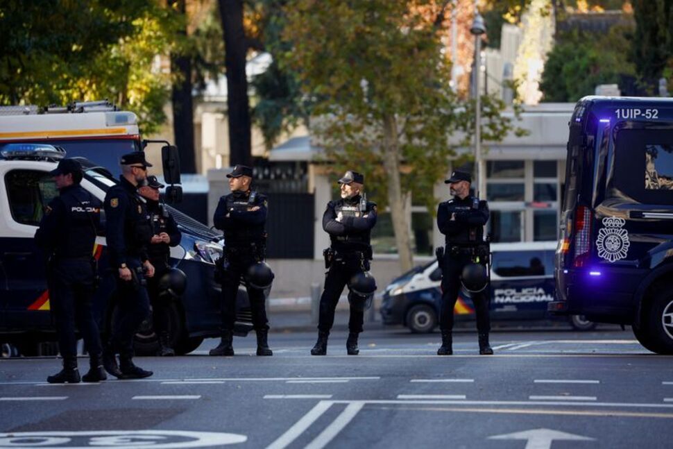 FILE PHOTO: Police officers stand outside the U.S. Embassy in Madrid after a suspected explosive device hidden in an envelope was mailed to the embassy, in the wake of other packages sent to targets connected to Spanish support of Ukraine, amidst Russia’s invasion of Ukraine, in Madrid, Spain December 1, 2022. REUTERS/Juan Medina

