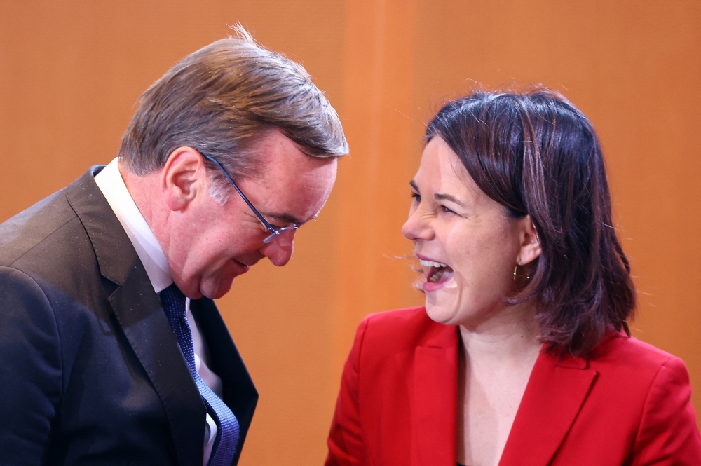 German Defence Minister Boris Pistorius and Foreign Minister Annalena Baerbock attend the weekly cabinet meeting at the Chancellery in Berlin, Germany, January 25, 2023. (REUTERS/Fabrizio Bensch)