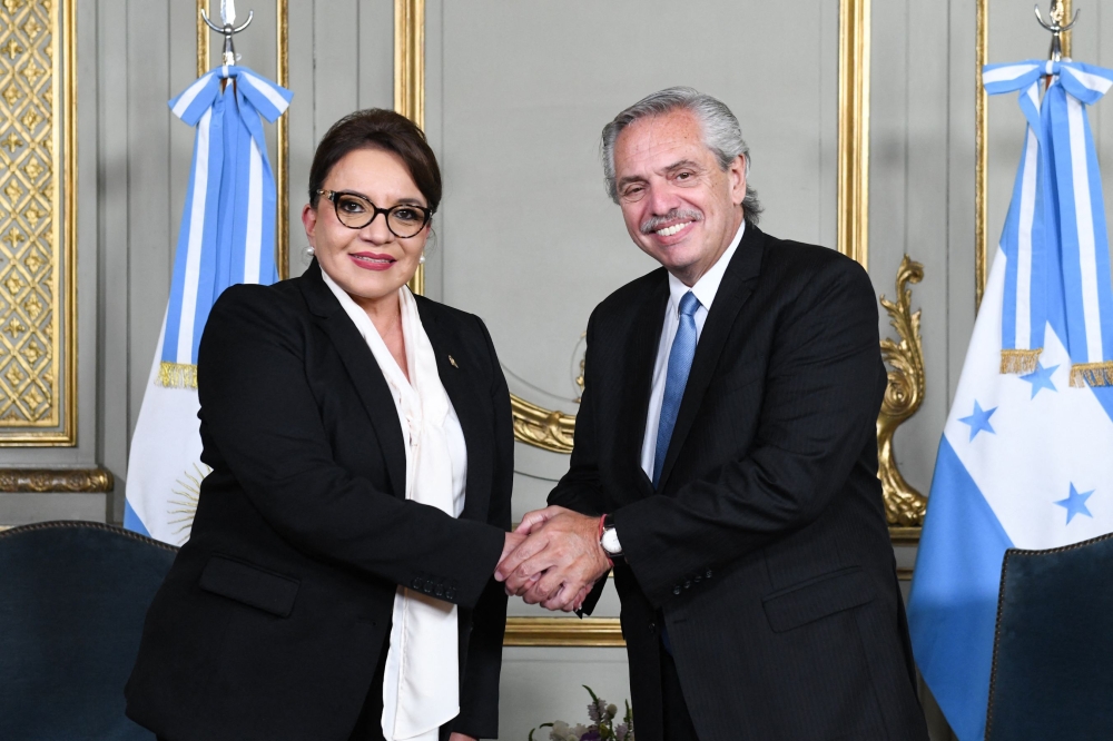 This handout picture released by the Argentinian Presidency shows Argentine President Alberto Fernandez (right) shaking hands with Honduran President Xiomara Castro at the San Martin palace in Buenos Aires on January 25, 2023. (Photo by Maria Eugenia CERUTTI / Argentinian Presidency / AFP) 