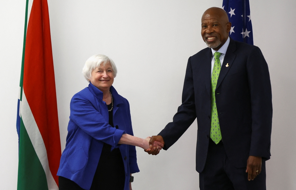 US Treasury Secretary Janet Yellen shakes hands with South African Reserve Bank Governor Lesetja Kganyago, at the Reserve Bank Offices in Pretoria, South Africa, January 26, 2023. (REUTERS/Siphiwe Sibeko)