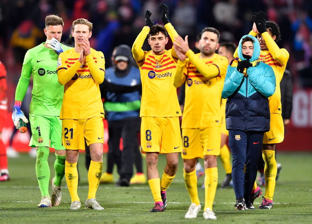 Barcelona's Spanish midfielder Pedri (centre) celebrates with teammates at the end of the Spanish League football match between Girona FC and FC Barcelona at the Montilivi stadium in Girona on January 28, 2023. (Photo by Pau BARRENA / AFP)
