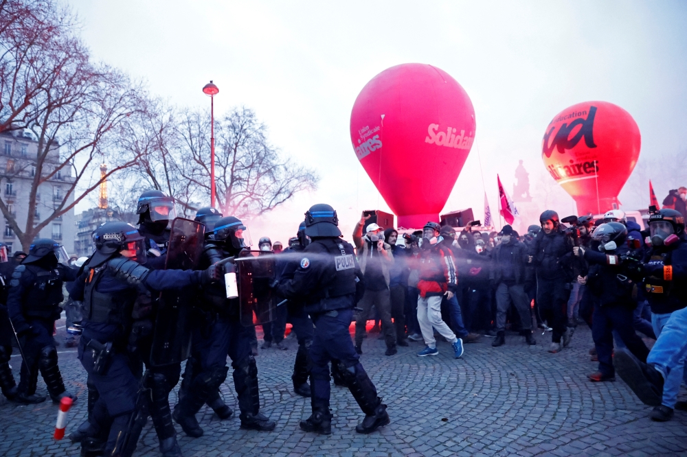 French police face off with protesters amid clashes near the Invalides during a demonstration against French government's pension reform plan in Paris as part of a national strike and protests in France, on January 31, 2023. REUTERS/Gonzalo Fuentes
 