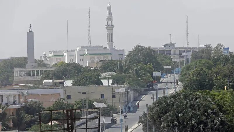A general view shows a deserted street in front of the Presidential palace in Mogadishu, Somalia, on December 28, 2021. File photo / Reuters)
