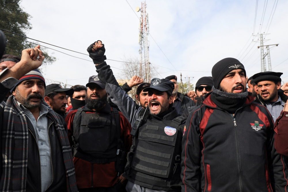 Police officers chant slogans as they protest to condemn the suicide blast in a mosque in Peshawar, Pakistan February 1, 2023. REUTERS/Fayaz Aziz