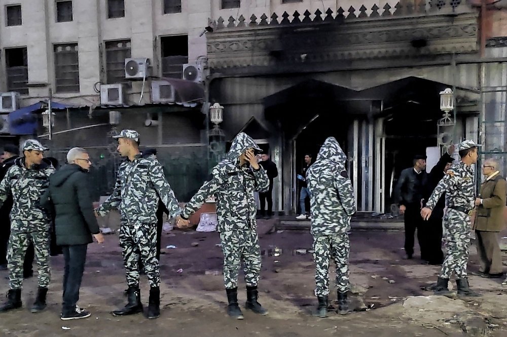 Egyptian security forces stand guard outside al-Noor al-Mohammadi charitable hospital after a fire broke out, in Cairo on February 1, 2023. (Photo by Sayed HASAN / AFP)