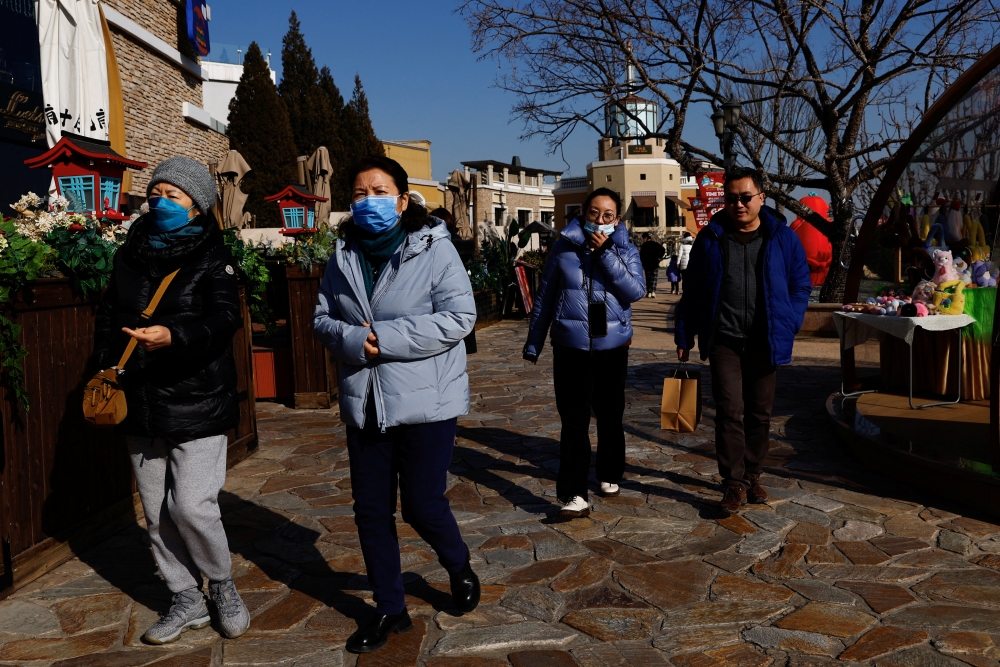 People walk past restaurants in a shopping area in Beijing, China February 3, 2023. REUTERS/Tingshu Wang