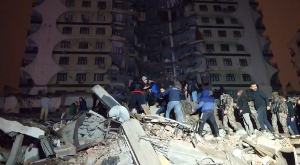 In this video grab from AFP TV taken on February 6, 2023, rescuers search for victims in southeastern Turkey (Photo by Mahmut BOZARSLAN / AFPTV / AFP)