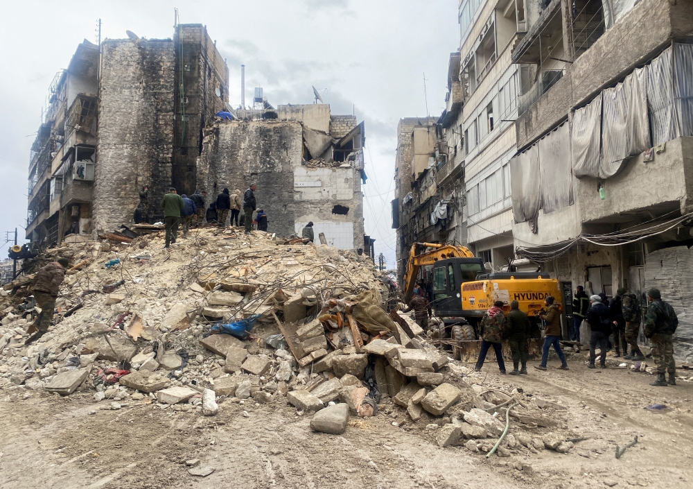 People search for survivors under the rubble, following an earthquake, in Aleppo, Syria on February 6, 2023. REUTERS/Firas Makdesi