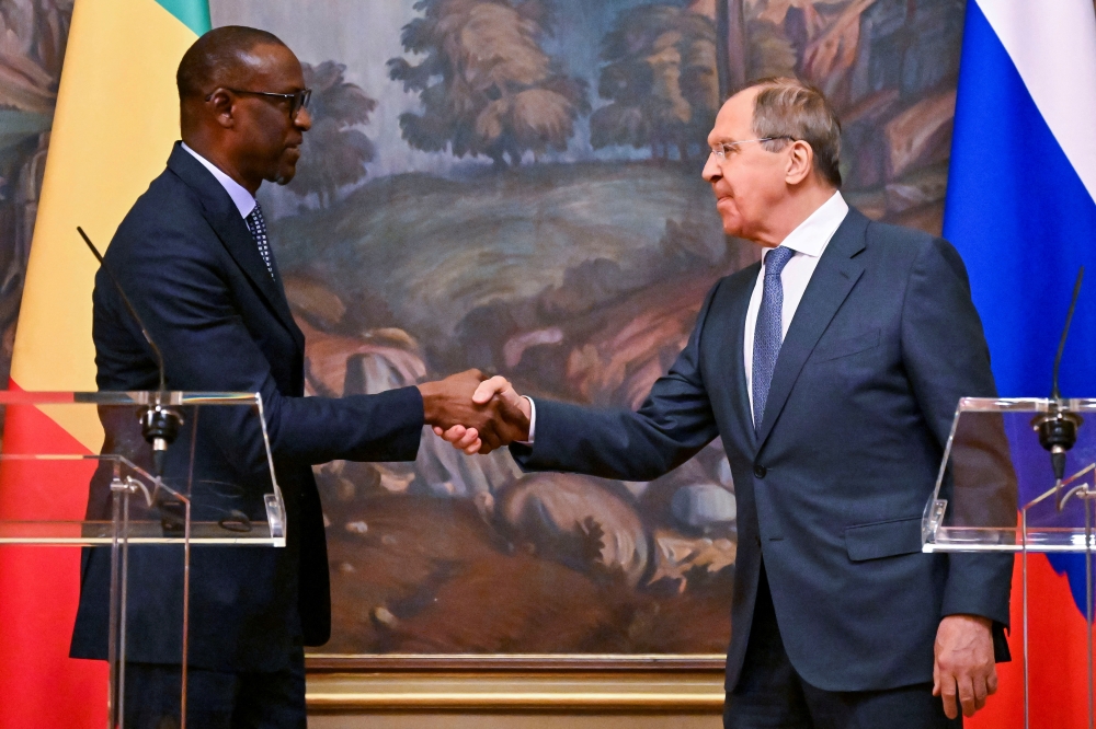 Russian Foreign Minister Sergei Lavrov shakes hands with Mali's Minister of Foreign Affairs and International Cooperation Abdoulaye Diop during a news conference, in Moscow, Russia, May 20, 2022. (Yuri Kadobnov/Pool via REUTERS/File Photo)