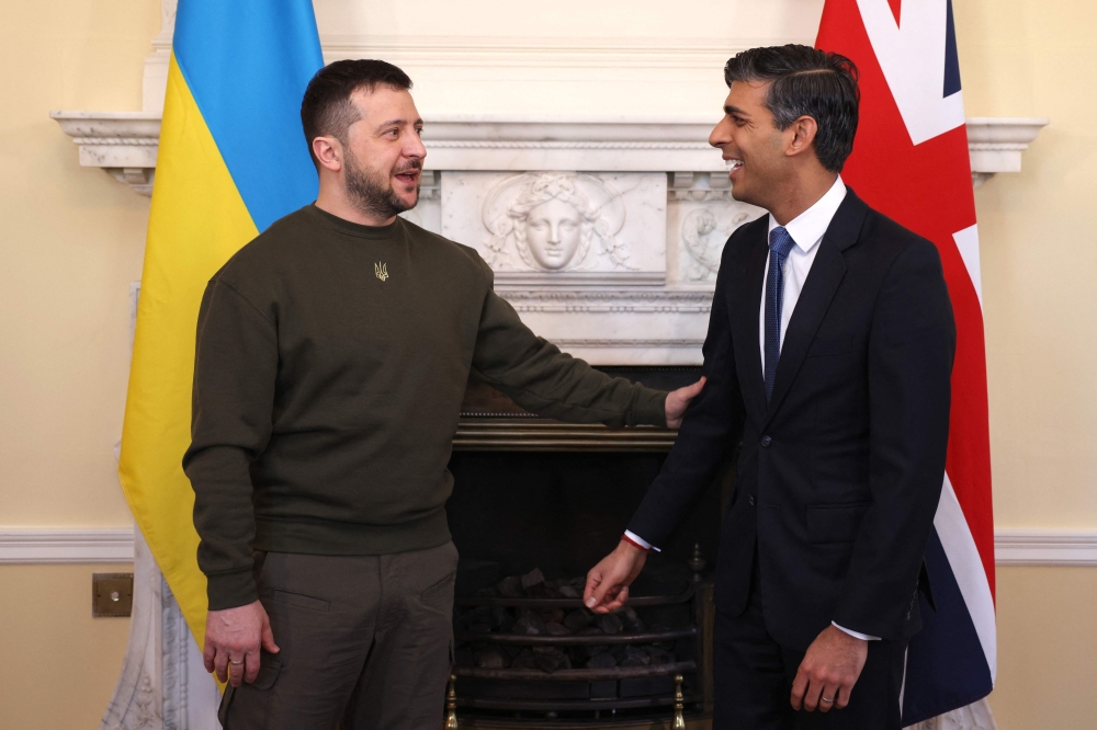 Britain's Prime Minister Rishi Sunak (right) talks with Ukraine's President Volodymyr Zelensky during their meeting inside 10 Downing Street in central London on February 8, 2023. (Photo by Dan Kitwood / POOL / AFP)