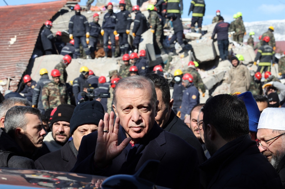 Turkish President Recep Tayyip Erdogan tours the site of destroyed buildings during his visit to the city of Kahramanmaras in southeast Turkey, two days after the severe earthquake that hit the region on February 8, 2023. (Photo by Adem Altan / AFP)