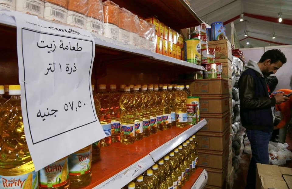 Oil bottles are displayed at a market selling food at discounted prices, after a devaluation of the Egyptian pound led to a sharp increase in prices, in Giza, Egypt, January 28, 2023. REUTERS/Hanaa Habib
