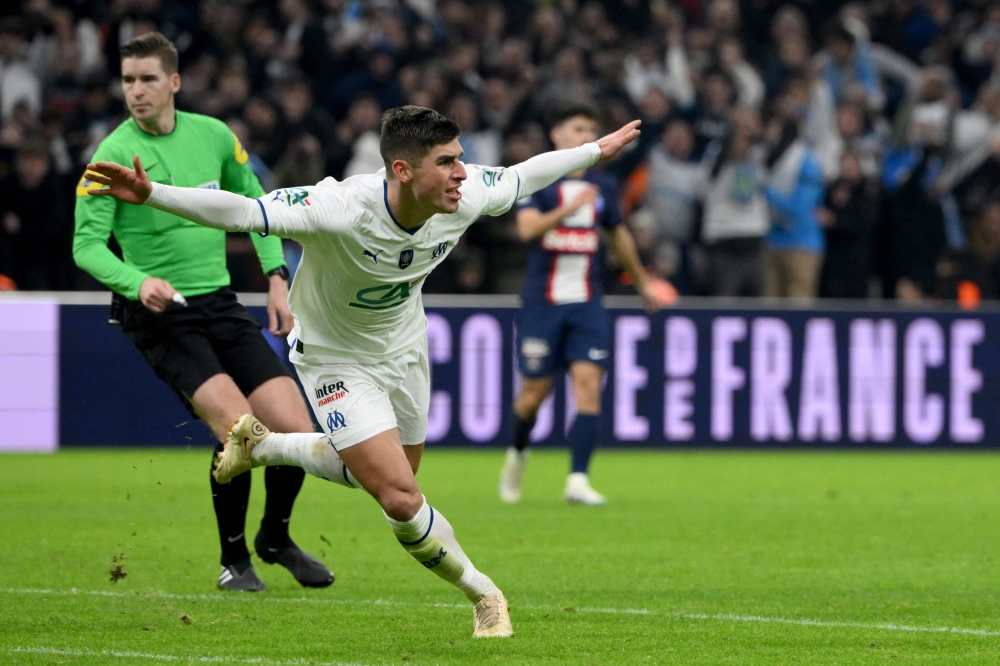 Marseille's Ukrainian midfielder Ruslan Malinovskyi celebrates scoring his team's second goal during the French Cup round of 16 football match between Olympique Marseille (OM) and Paris Saint-Germain (PSG) at Stade Velodrome in Marseille, southern France on February 8, 2023. (Photo by NICOLAS TUCAT / AFP)