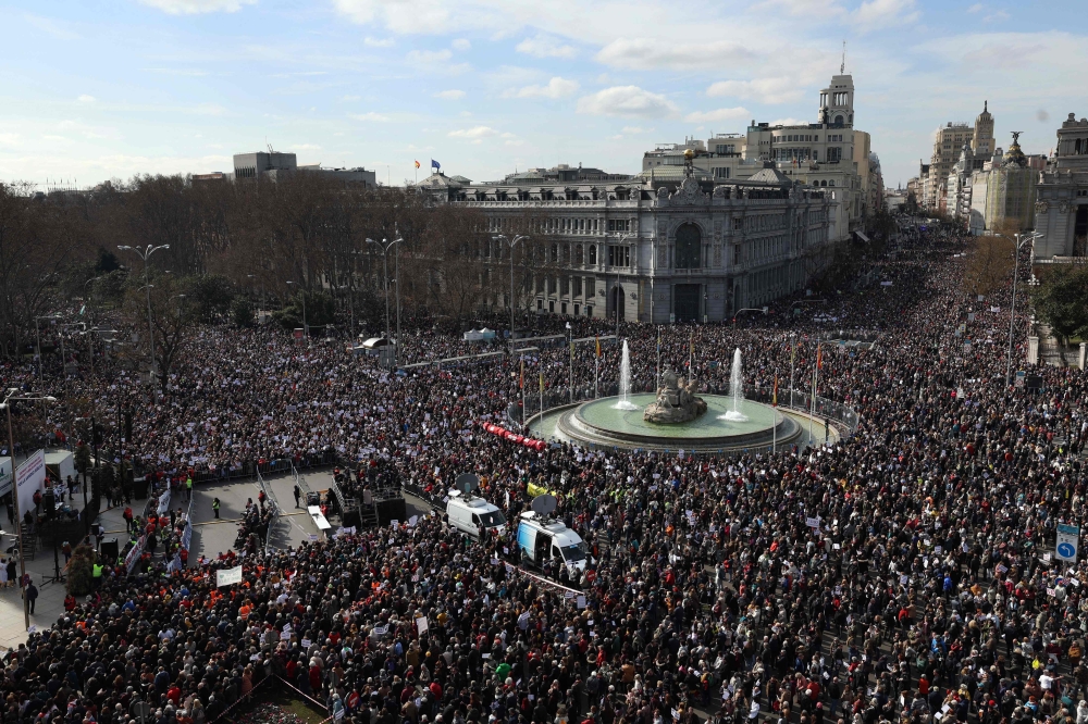 Thousands gather at Cibeles square during a demonstration in defense of the public healthcare in Madrid on February 12, 2023. (Photo by Pierre-Philippe Marcou / AFP)
