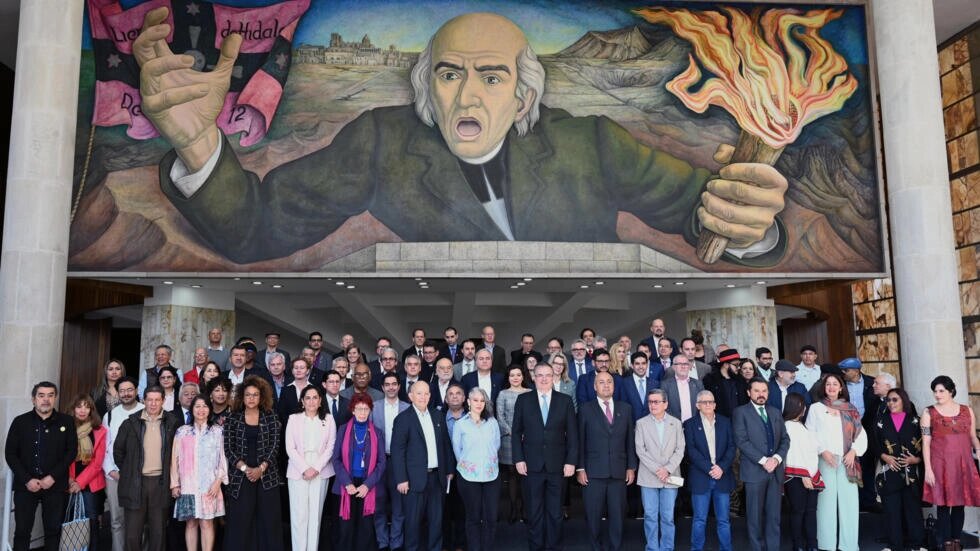 Representatives of the Colombian government and the National Liberation Army pose for a picture ahead of peace talks in Mexico City. ALFREDO ESTRELLA / AFP
