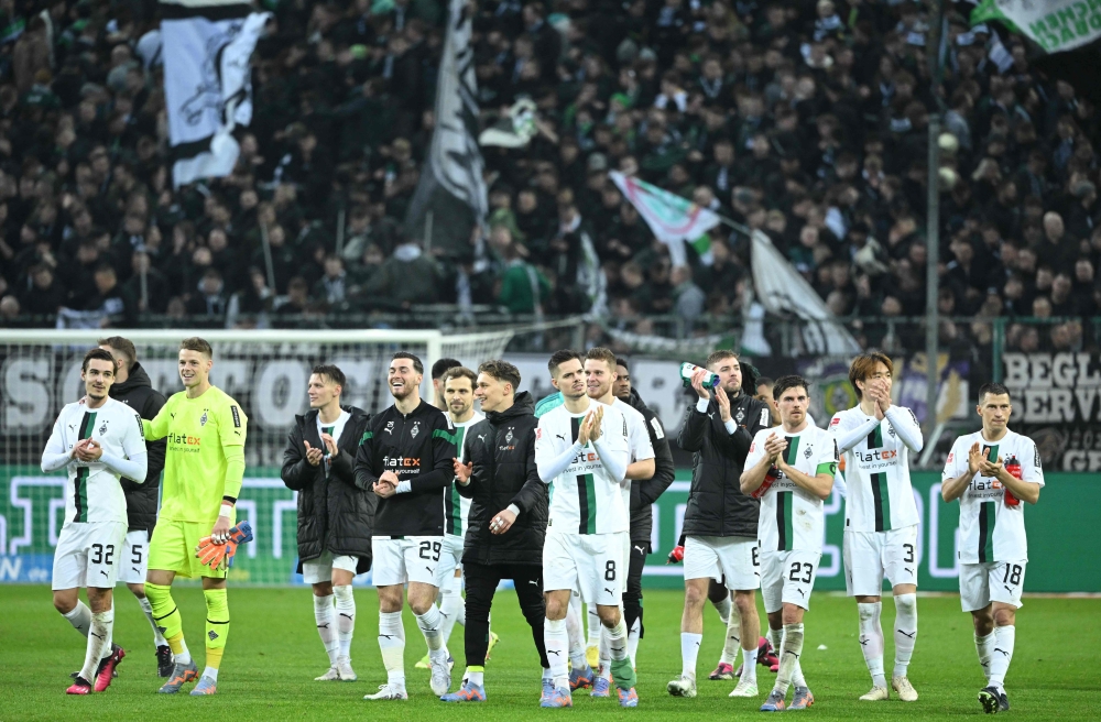Borussia Moenchengladbach's team celebrates after the German first division Bundesliga match between Borussia Moenchengladbach vs Bayern Munich in Moenchengladbach, western Germany, on February 18, 2023. (Photo by INA FASSBENDER / AFP)
