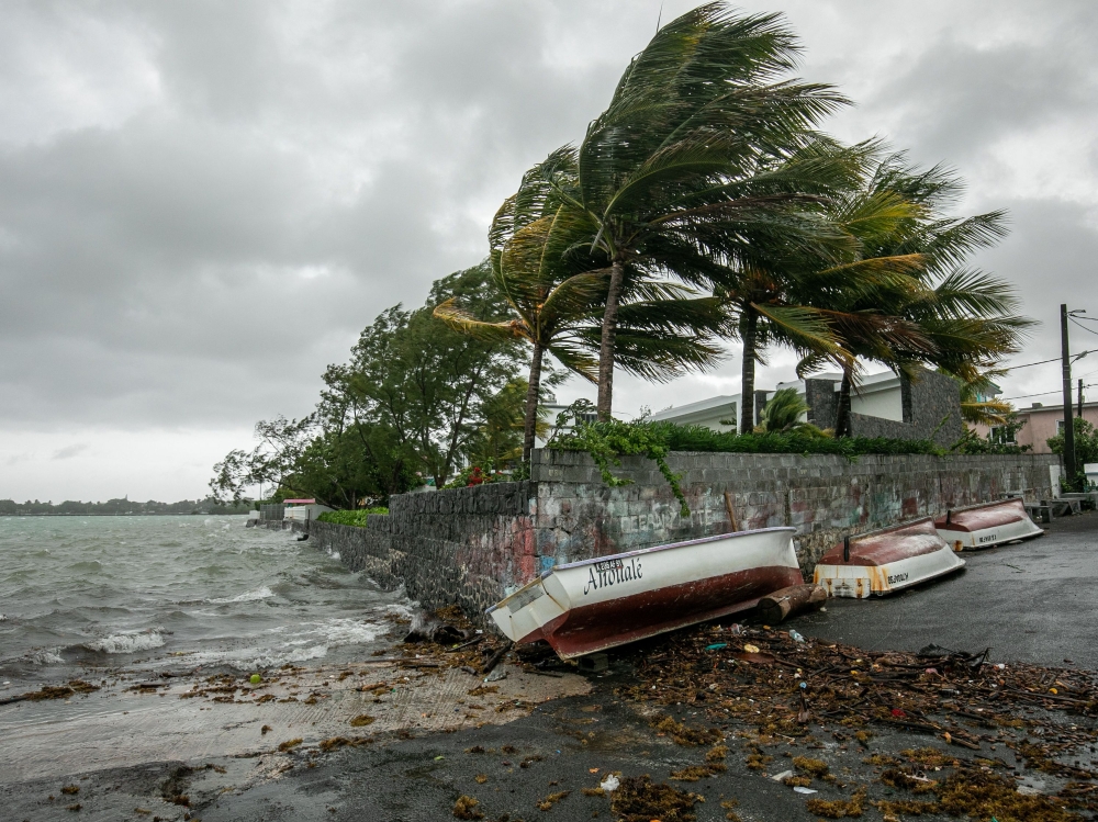 This image shows the fishing village of Mahebourg, Mauritius, on February 20, 2023 as Cyclone Freddy approaches. - The Mauritius Meteorological Services (MMS) has issued a Class 3 cyclone warning, saying estimated gusts in the centre of Cyclone Freddy could reach around 275 kilometres (170 miles) an hour. (Photo by Laura MOROSOLI / AFP)