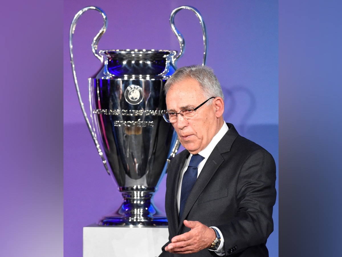 (FILES) In this file photo taken on April 27, 2015 former player of Spanish football club Real Madrid Amancio Amaro Varela gestures next to the trophy of the UEFA Champions League. (Photo by Tobias Schwarz / AFP)