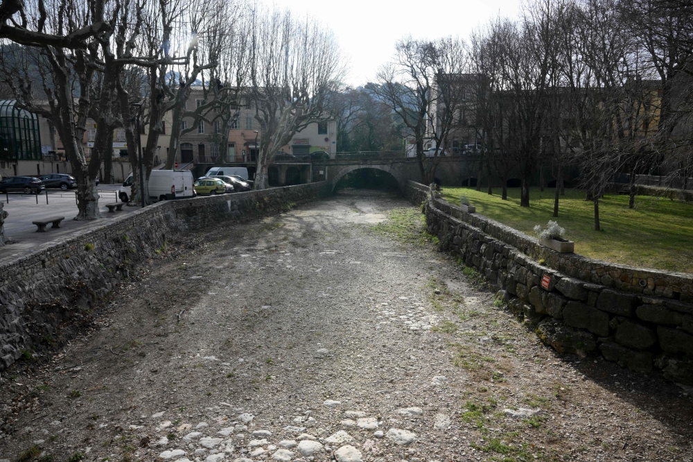 This photo shows the completely dry riverbed of the Issole River in Flassans-sur-Issole, southeastern France, on February 21, 2023.  (Photo by Nicolas TUCAT / AFP)