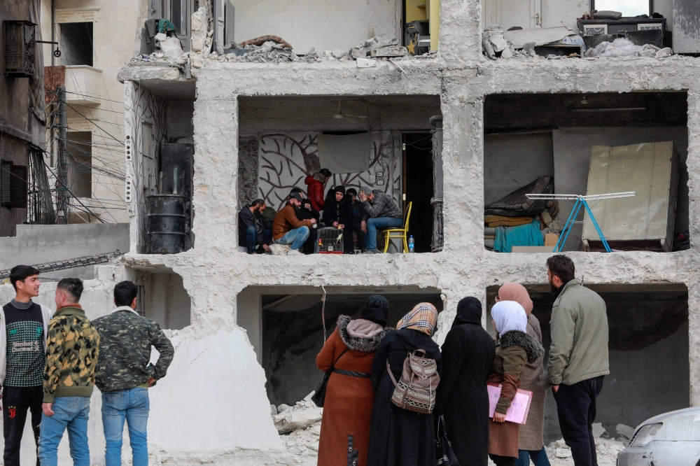 A building damaged by the 7.8-magnitude quake in Aleppo city's al-Masharqa neighbourhood, on February 21, 2023. (Photo by LOUAI BESHARA / AFP)