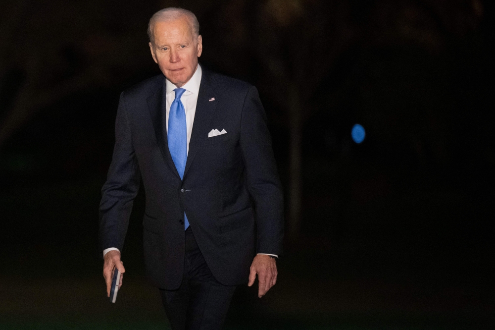 US President Joe Biden walks from Marine One after arriving on the South Lawn of the White House in Washington, DC, February 22, 2023, following a trip to Ukraine and Poland.  (Photo by SAUL LOEB / AFP)