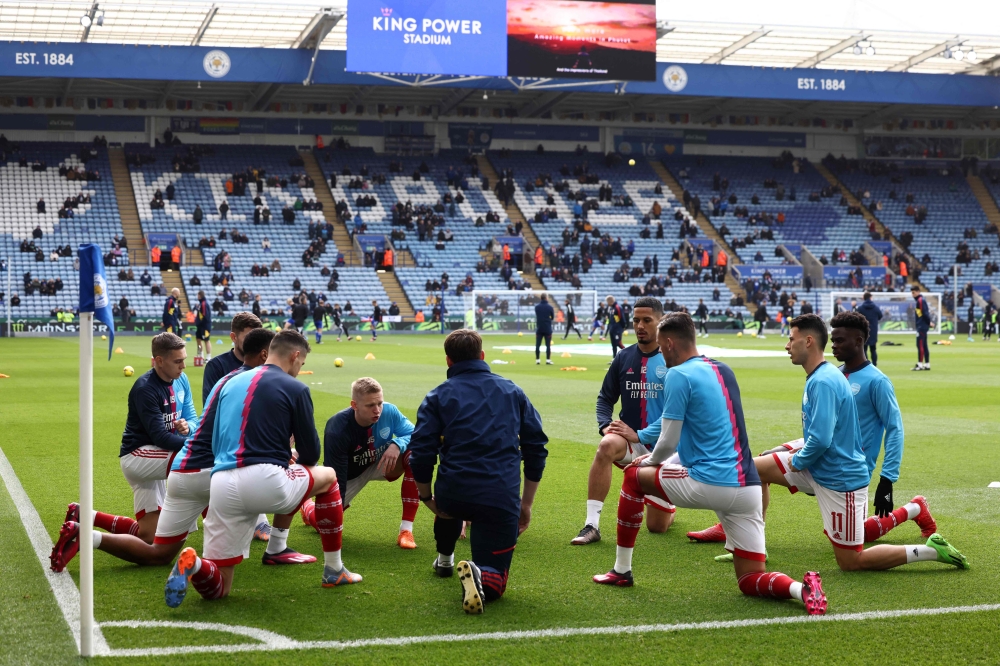 Arsenal players warm up ahead of the English Premier League football match between Leicester City and Arsenal at King Power Stadium in Leicester, central England on February 25, 2023. (Photo by DARREN STAPLES / AFP)