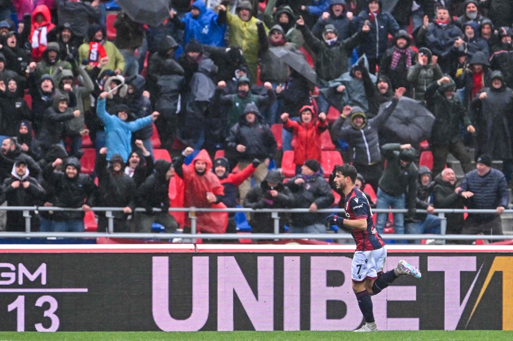 Bologna's forward Riccardo Orsolini celebrates after opening the scoring during the Italian Serie A match between Bologna and Inter on February 26, 2023 at the Renato-Dall'Ara Stadium in Bologna. (Photo by Alberto PIZZOLI / AFP)
 